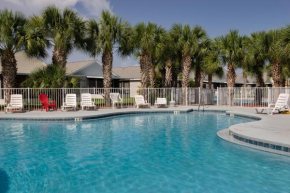 FRESHLY REDECORATED! MINUTES TO BEACH! POOLS ONSITE! NO ELEVATORS! Sleeps 8